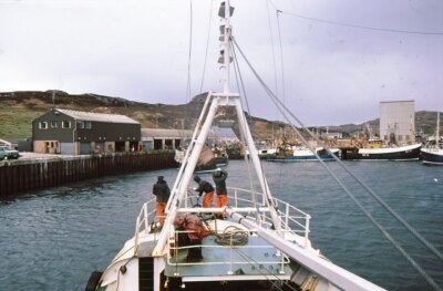 Foto 6x4 Die Sharona nähert sich den Fischschuppen bei Clash Kinlochbervie Th c1985