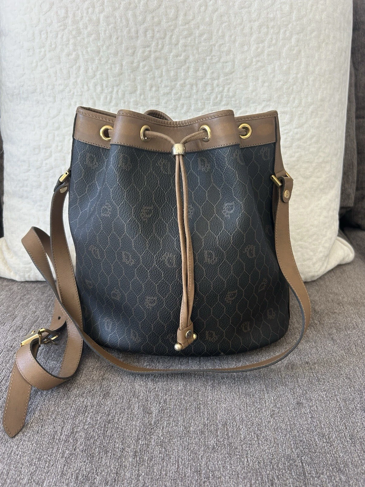 Sac bandoulière seau cuir Christian Dior logo nid d'abeille marron foncé authentique