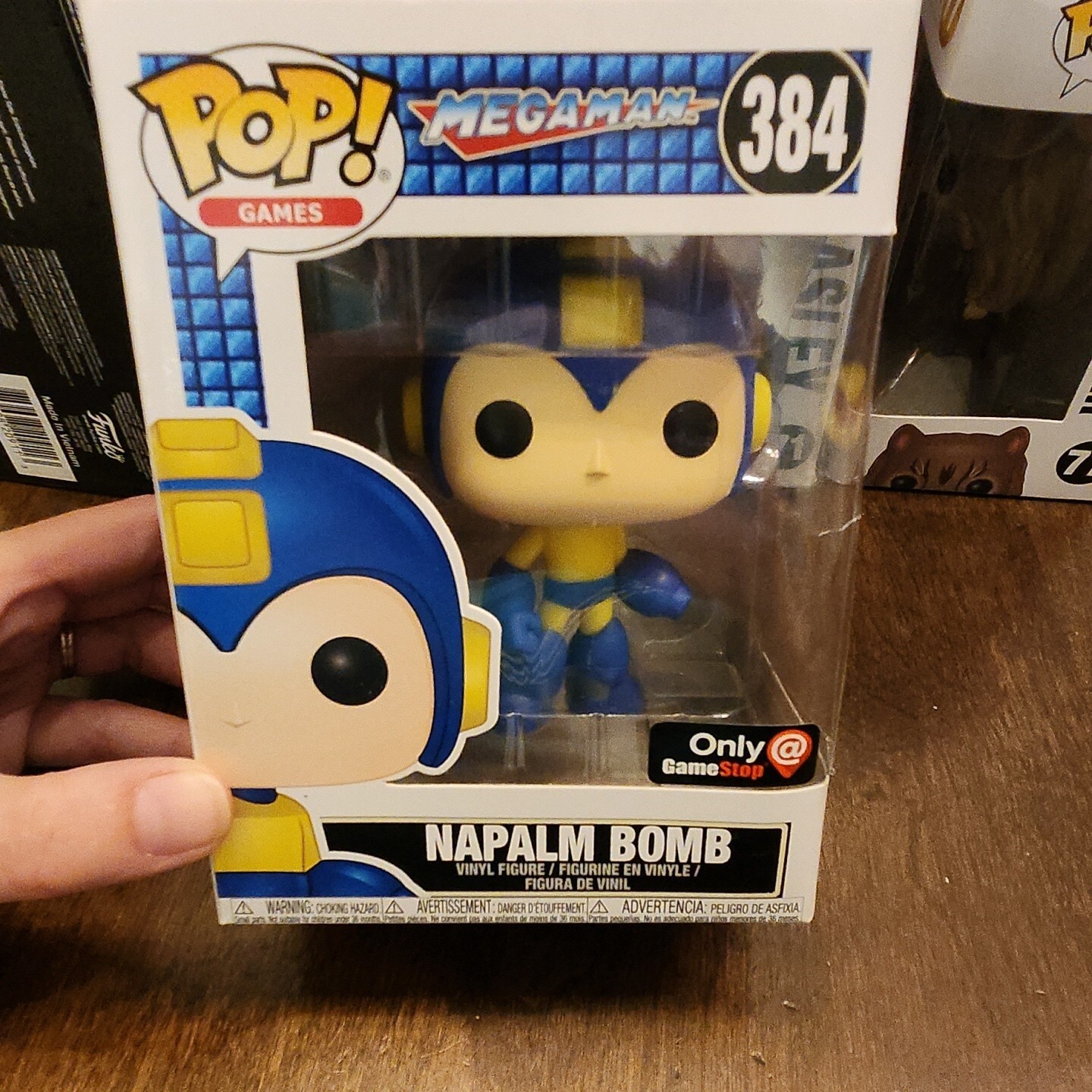 Funko Pop! Juegos Napalm Bomb Vinilo Figura Mega Man #384 Game Stop Damaged Box