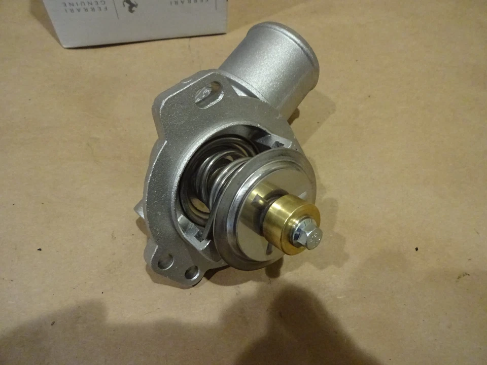 Ferrari 599, California, Enzo - Cubierta Termostato P/N 230890 Foto 2 de 4