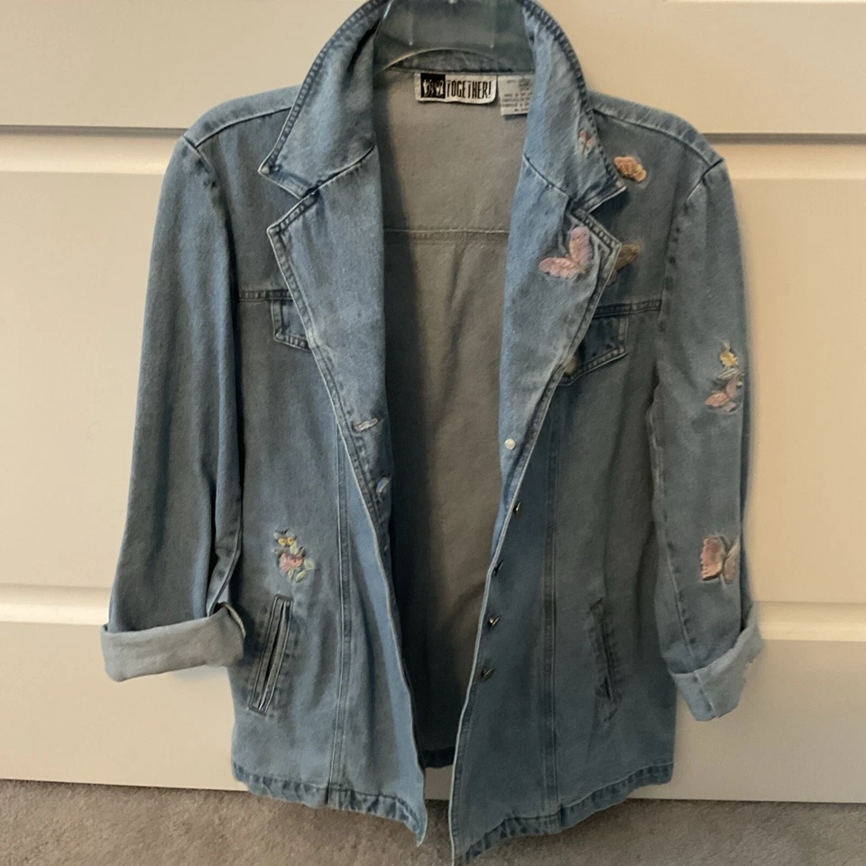 Chaqueta de mezclilla Together vintage bordada mariposa pastel - lavado ligero - talla 12 usada en excelente estado Foto 4 de 4