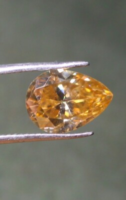 Moissanit Edelstein, facettierter goldener Moissanit im Birnenschliff, groß f...