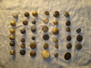 Beau lot de 38 Boutons ancien pour uniforme militaire a identifier