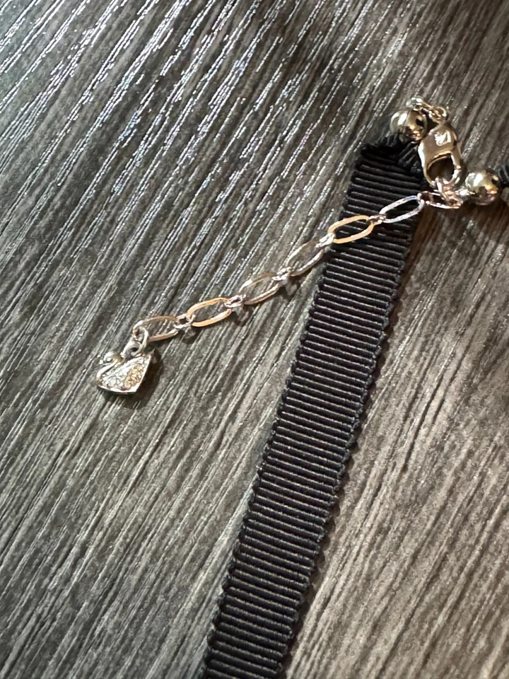 Collar Swarovski con Cisne Cinta Negra con Cuentas de Oro, Plata, Cristal Transparente Foto 2 de 4