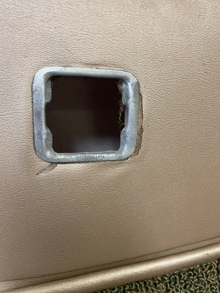 1968 CHRYSLER NEW YORKER 2 DOOR HT RH DOOR PANEL WITH TRIM 925 - Image 3 of 4