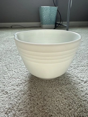 PYREX Hamilton Beach White Milk Glass Mixing Bowl With Spout 6"