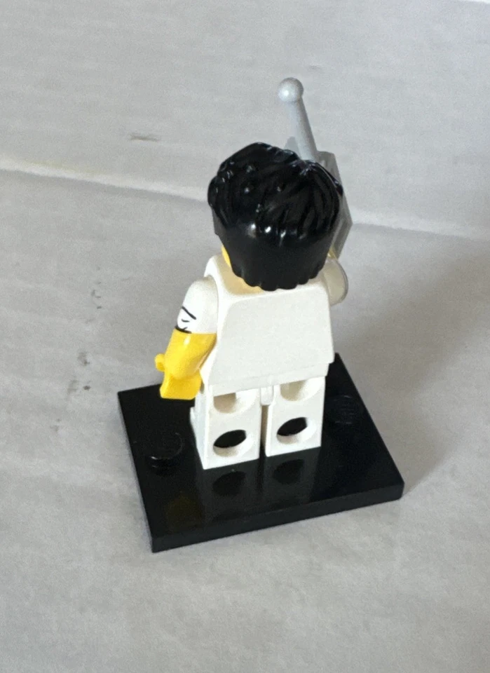 LEGO Yuppie minifigure CMF Series 17 71018 RETIRED AUTHENTIC Miami Vice 1980’s - Image 4 of 4