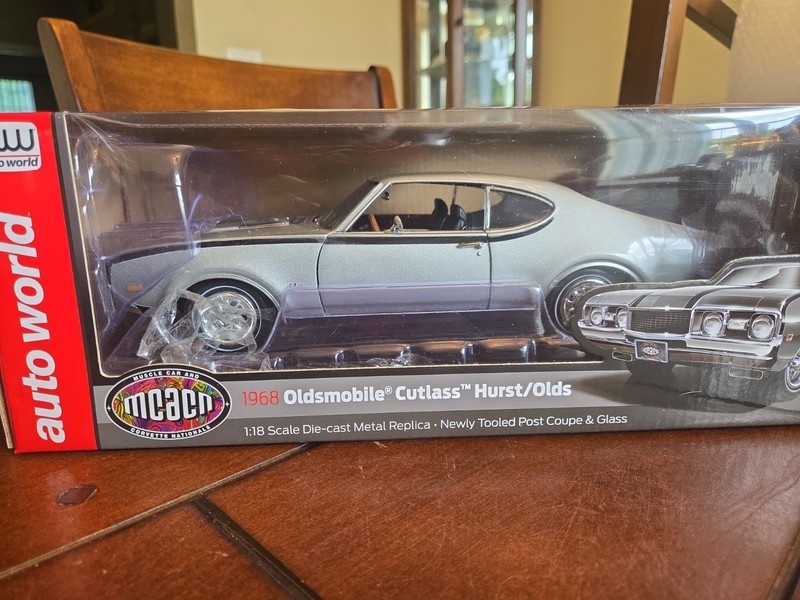 1/18 Auto World 1969 Oldsmoblie Cutlass Hurst/Olds