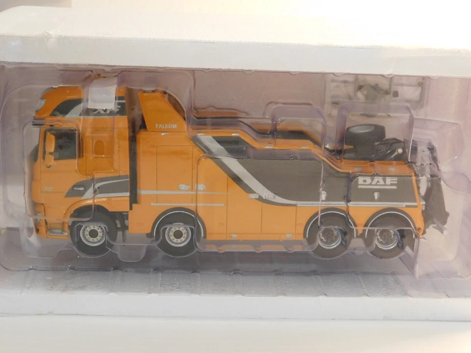 WSI DAF XF super space cab 8x4 wrecker 4 axle 1/50 - Immagine 2 di 3