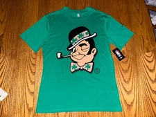 BOSTON CELTICS NBA UNK MEN'S LUCKY MASCOT LOGO SHORT SLEEVE SHIRT MEDIUM
