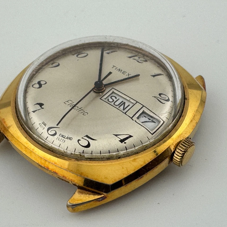 Vintage Timex Electric Analog Watch Men Gold Tone Day Date ~For Parts Repair - Image 4 of 4
