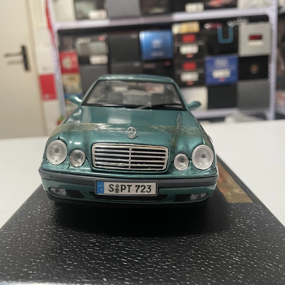 Anson 1:18 Mercedes Benz CLK320 W208 Coupe hardtop sports car model green  - Image 4 of 4