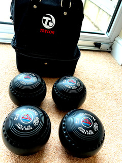 DRAKES PRIDE LAWN BOWLS SIZE 00 MEDIUM WEIGHT. IN EXCELLENT CONDITION.