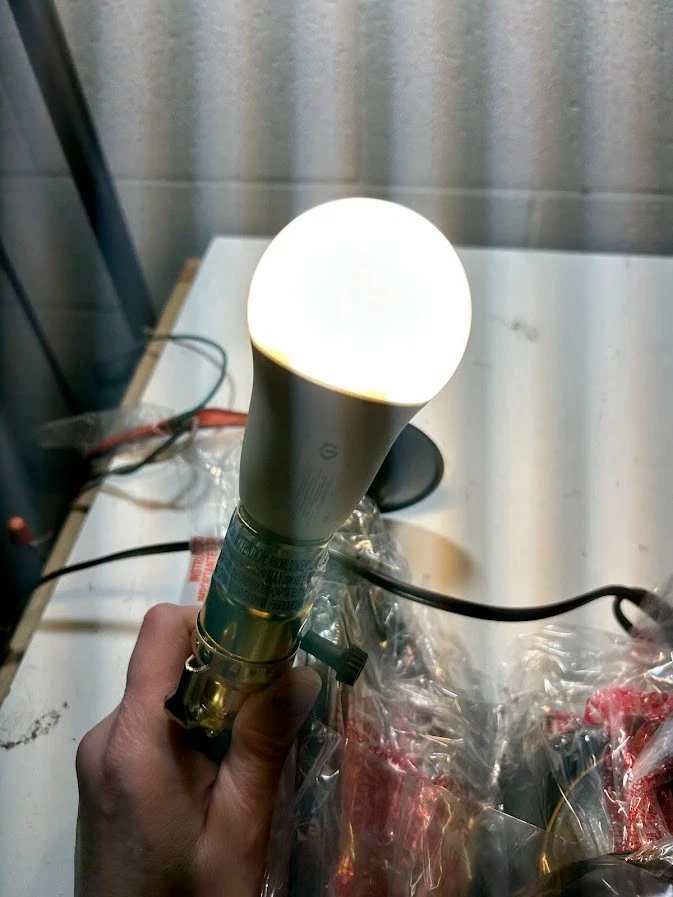 Hampton Bay Rhodes 28 pulgadas Lámpara de mesa de bronce con pantalla de lino natural Foto 2 de 4