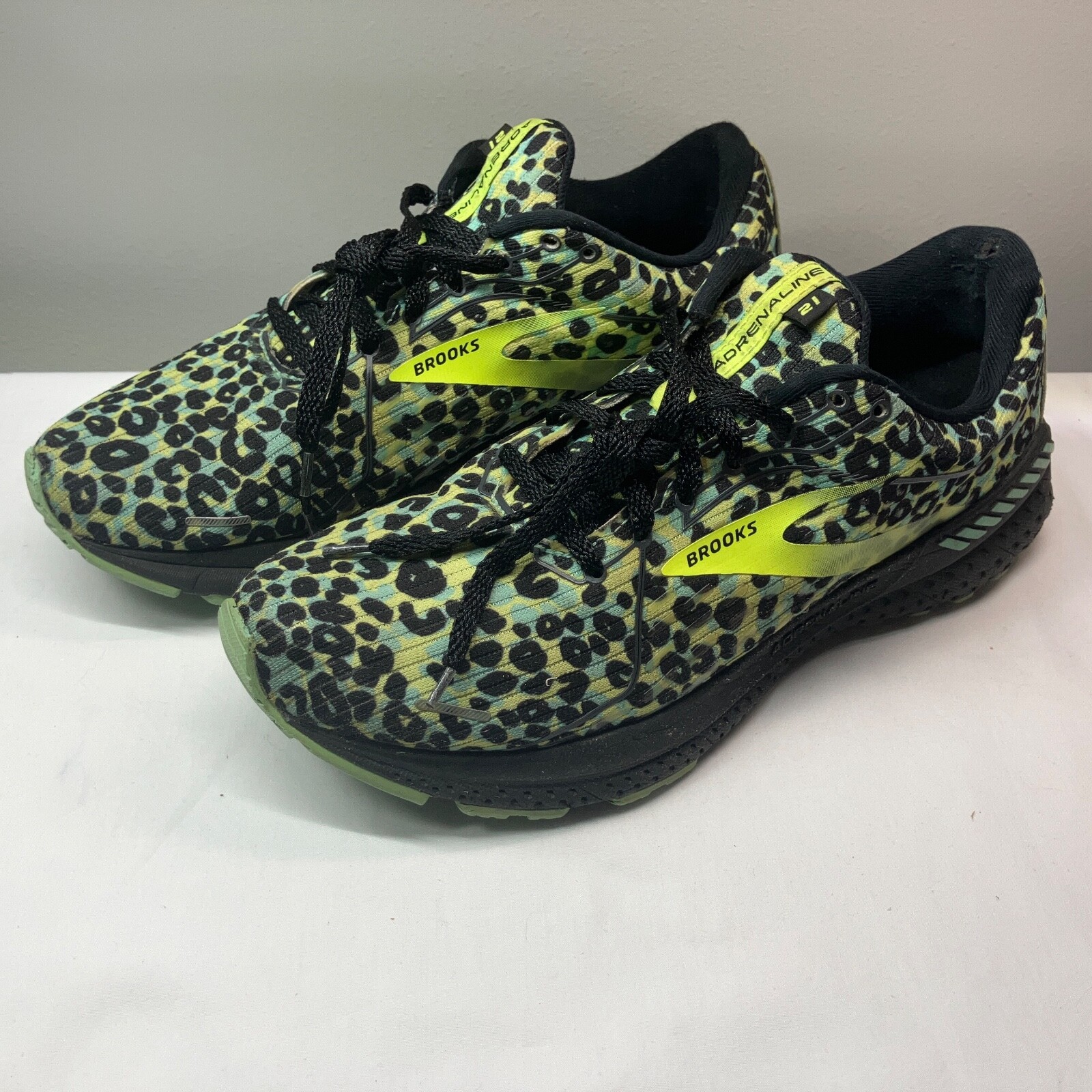 Brooks Adrenaline GTS 21 Green Cheetah Print Women's Size 9.5 Running