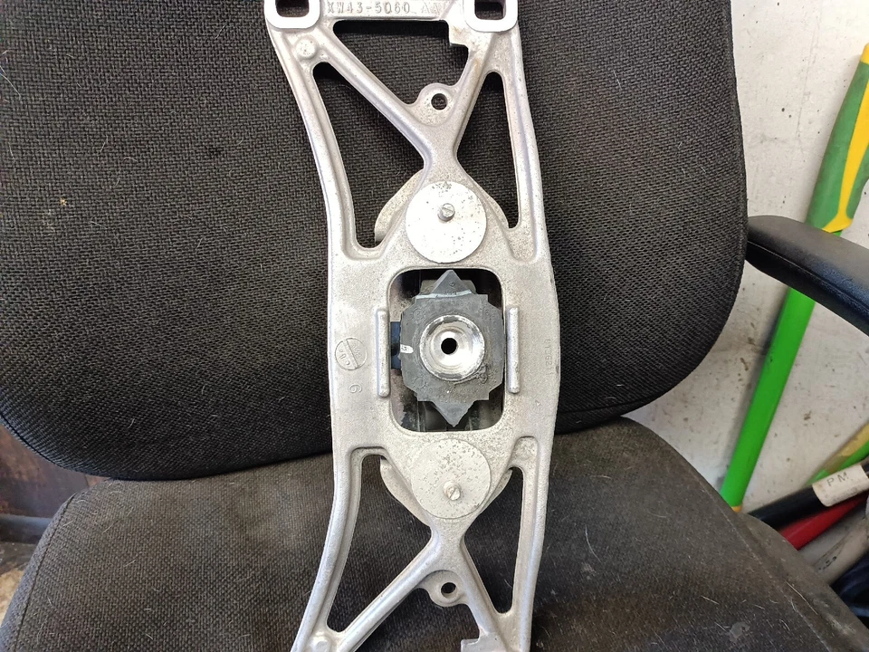 Transmisión Crossmember compatible con Ford Thunderbird 2002-2005 Foto 4 de 4