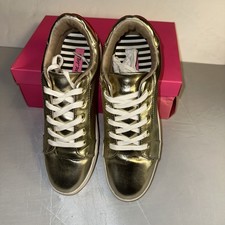 Betsey Johnson Bettie Fashion Womens Sneakers Size 8 Gold Leather Red Lips EUC