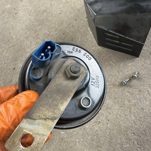 OEM BMW E36 Keyless Entry Siren With Cage Cover HELLA Alarm Security 325 328 - Picture 3 of 6
