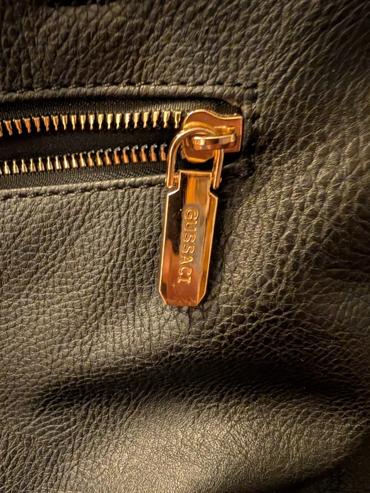 Bolso de Mano Gussaci Cuero Vegano Negro, Acentos Dorados Mediano/Grande Foto 4 de 4