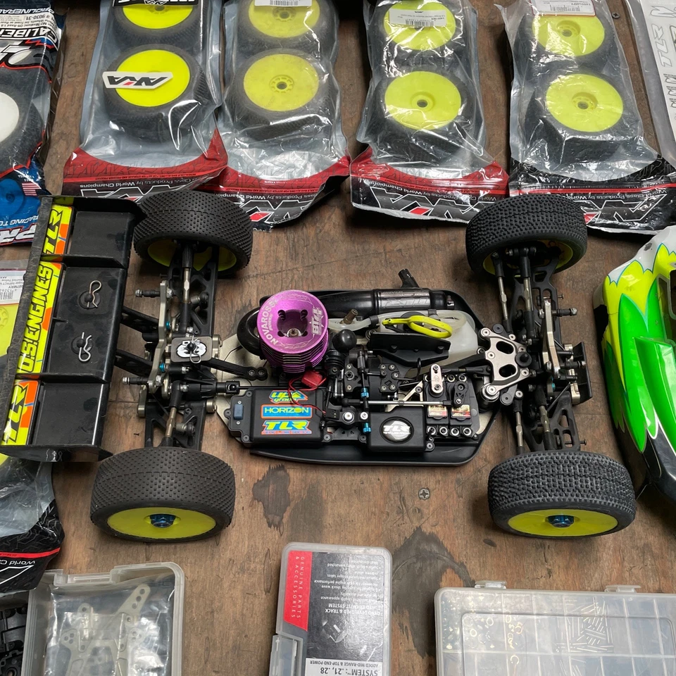 Team Losi Racing 8IGHT-X Nitro 1/8 Scale 4x4 Off-Road Buggy Full Race Kit - Image 4 of 4