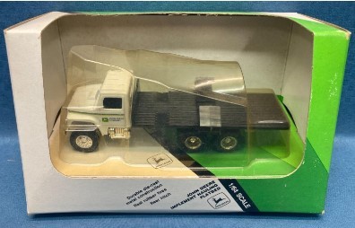 Ertl 5542 1:64 John Deere Implement Hauling Flatbed Truck - Picture 1 of 1