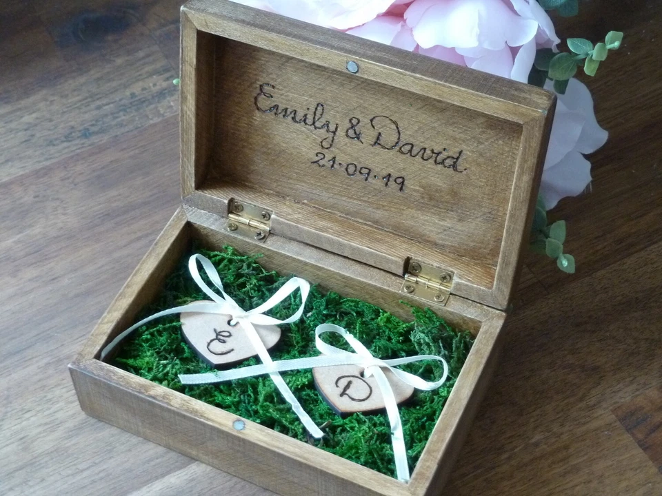 Caja de anillo de boda. Portador de anillos de madera. Personalizado, grabado, rústico rural. Foto 3 de 4