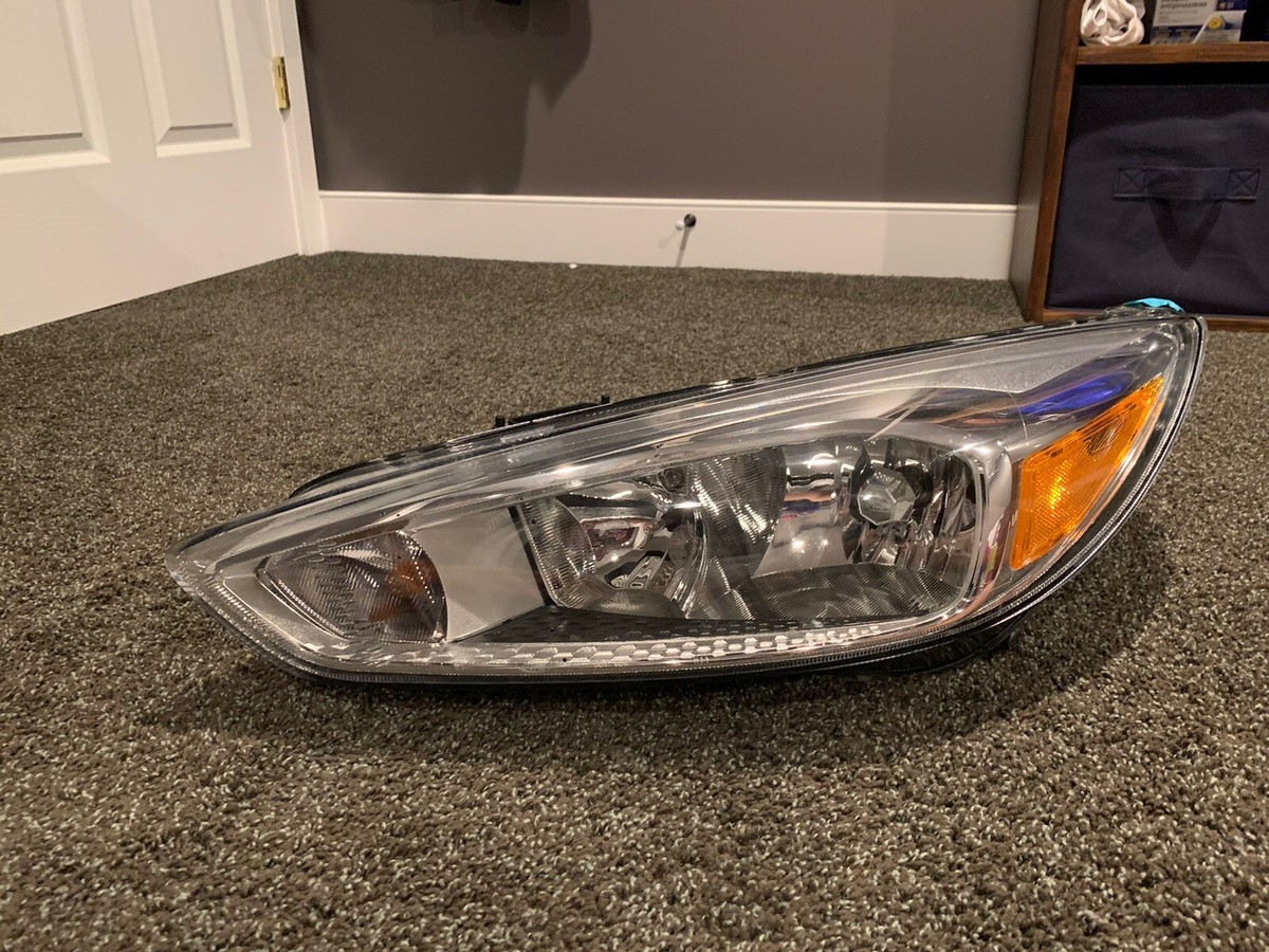 2015 2016 2017 2018 Ford Focus Front Right Passenger Headlight