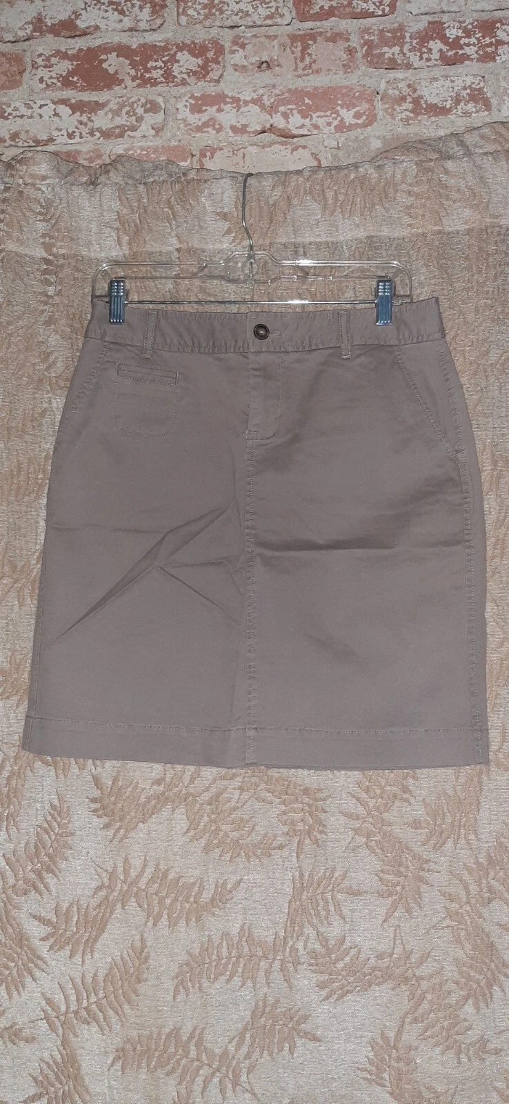 Old Navy Taupe Knee Length Skirt with Pockets & Button Zipper Closure Size 6