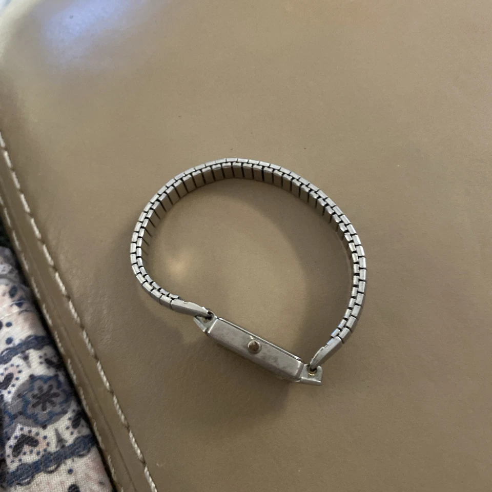 Relógio mecânico vintage feminino ROXY tom prata, cristal acento - Imagem 2 de 3