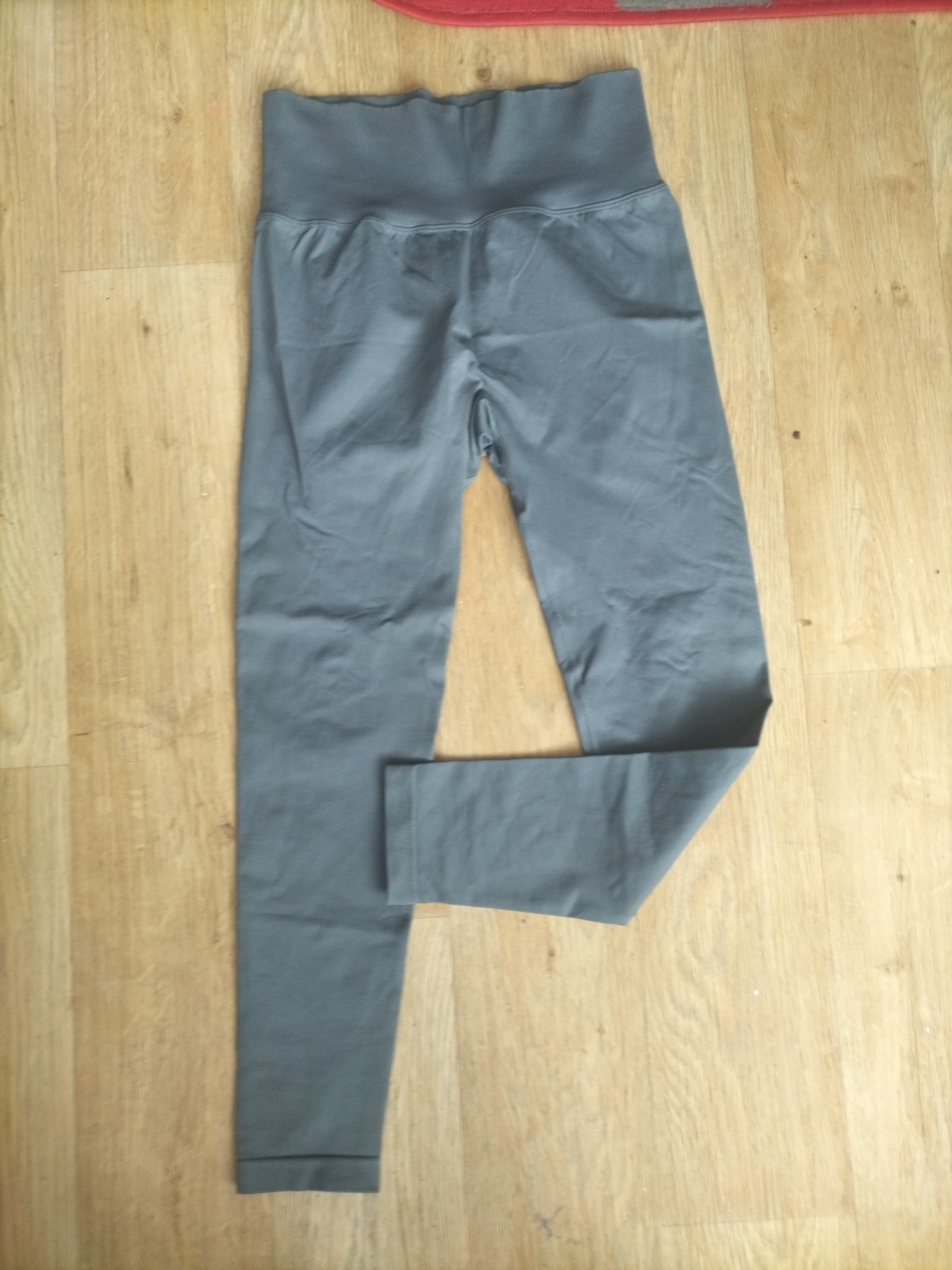 Leggings acanalados grises metálicos grandes de nailon para dama