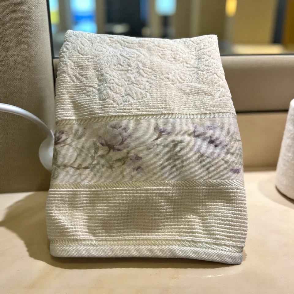 Juego de 3 manos, lavado y toalla de baño con textura púrpura Croscill Concerto Rose Script Foto 3 de 4