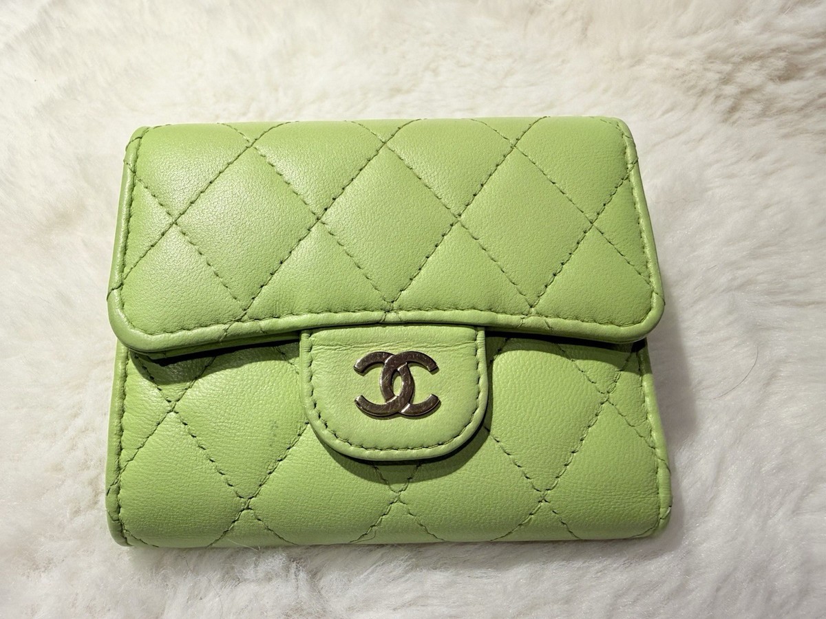 CHANELシャネルノベルティ グリーン キルティング長財布 ウォレット 未使用 Chanel Green Quilted Leather Compact Wallet CC Logo Snap Button