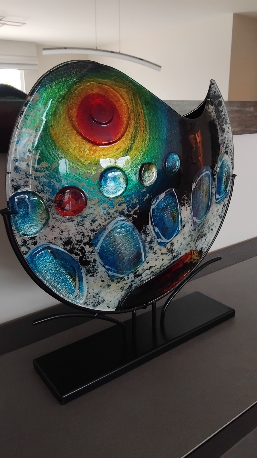 Grand vase décoratif émaillé céramique et métal sur pied pour meubler un angle vide