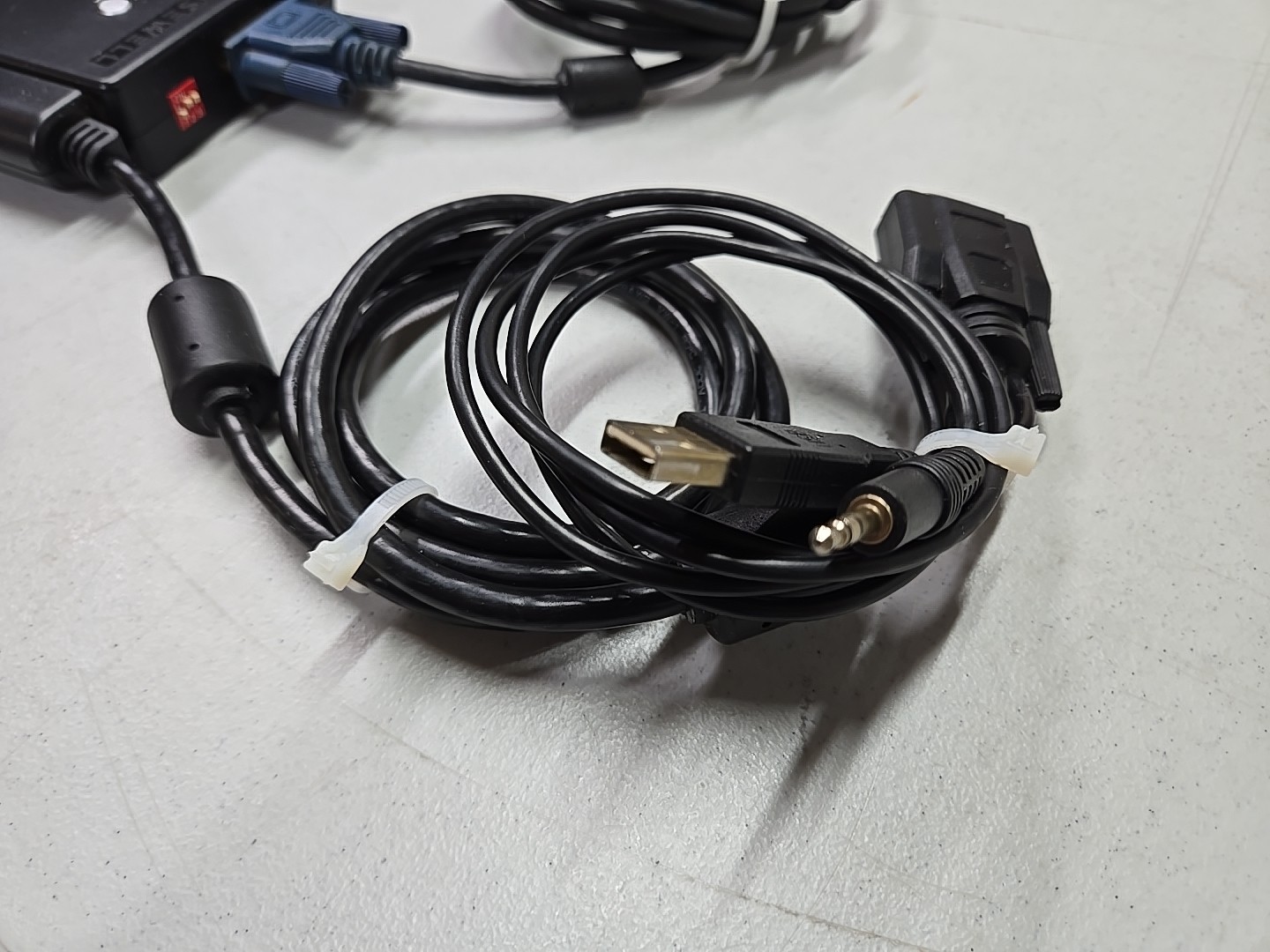 Sewell Direct PC to TV Converter SW-23000 High Quality VGC Switch w/ VGA Cable