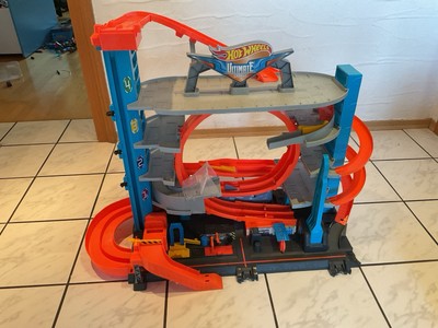 Hot Wheels FTB69 City Ultimate Parkgarage 2 Autos und Parkhaus Hai Shark neu OVP