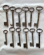 Clef , Chiave , Schlussel . Beau lot de 12 grandes clefs de 10,5 à 14,2 cms.