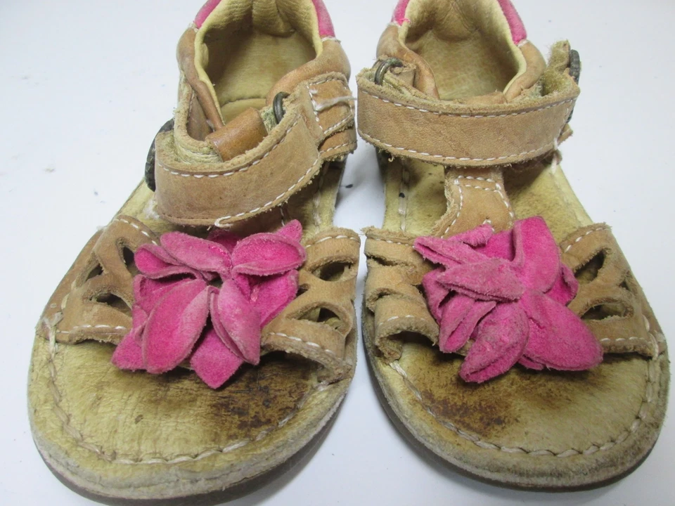 Sandalias planas Stride Rite bebé niña talla 5 marrón/rosa logotipo hebilla cómodas informales Foto 3 de 4