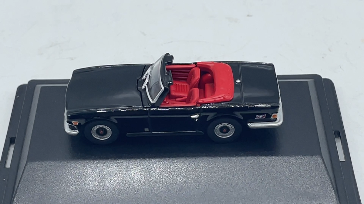 Triumph TR6 Black with Red interior Diecast car 1:76 OO Scale