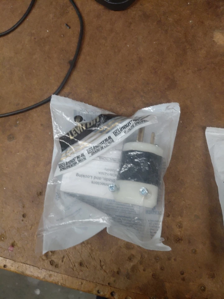 Tapa de cordón Leviton 8215-C Nema 5-15P grado hospitalario Foto 2 de 2