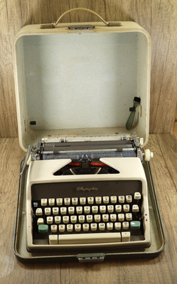 Vintage 1963 Olympia Deluxe SM7 Typewriter Cream With Case East Africa Supplied