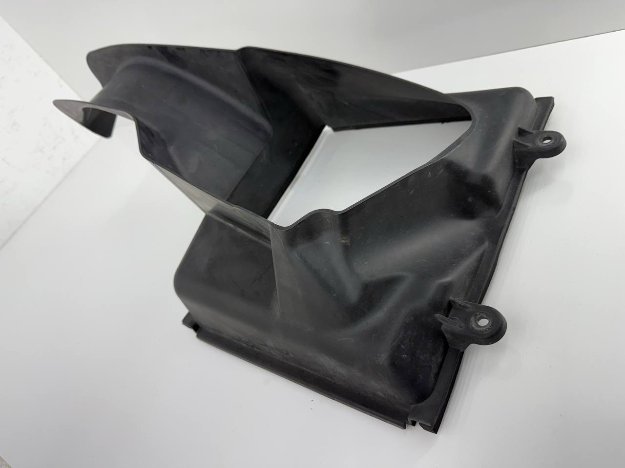 2014-2019 MASERATI GHIBLI FRONT RIGHT PASS SIDE INTERCOOLER AIR DUCT GUIDE 