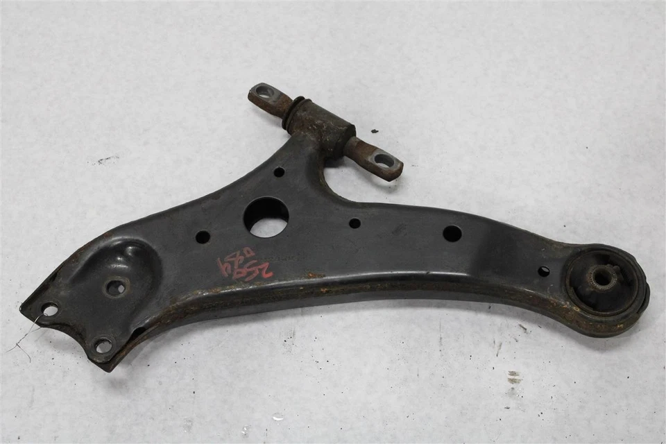 Used Front Right Lower Lower Control Arm Front fits: 2017 Toyota Highlander Fron Foto 2 de 4