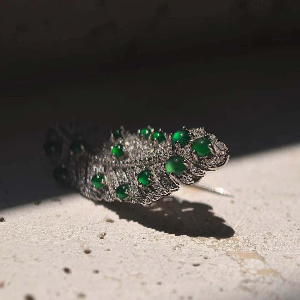 Broche Fabuloso Forma Pluma 16.85CT Simulado Verde Esmeralda y Circonita cúbica en Plata 935 Foto 4 de 4