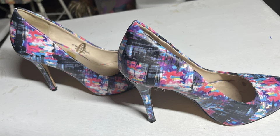 Zapatos de tacón de aguja Nicole Miller abstractos coloridos rosa negro gris azul talla 8M Foto 3 de 4