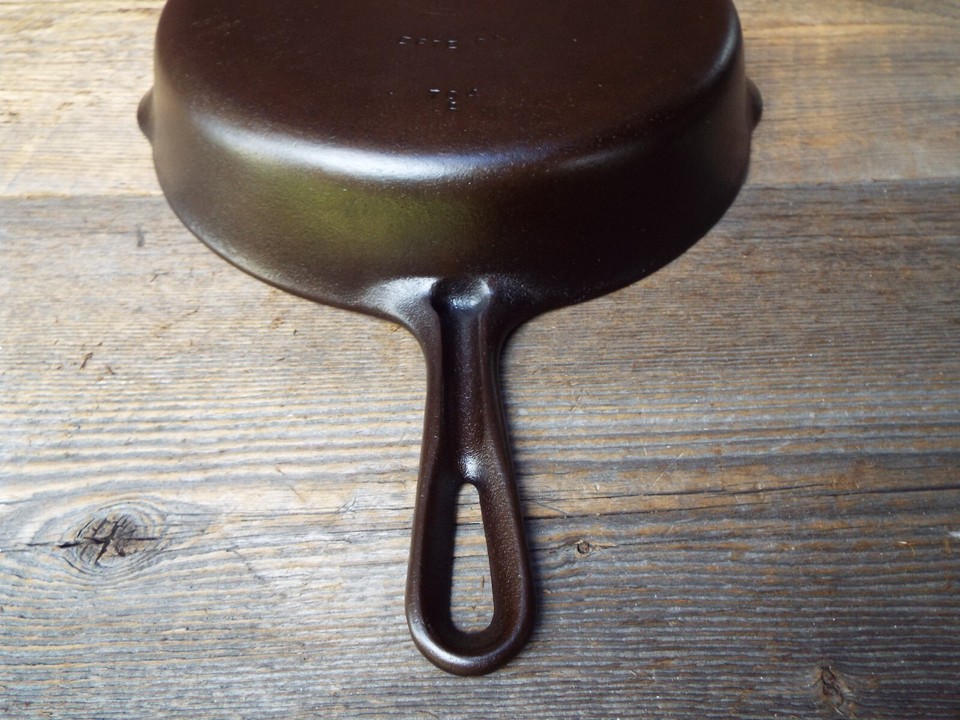 Griswold Small Logo Groove Handle 8, 101/2" Cast Iron Skillet, 704