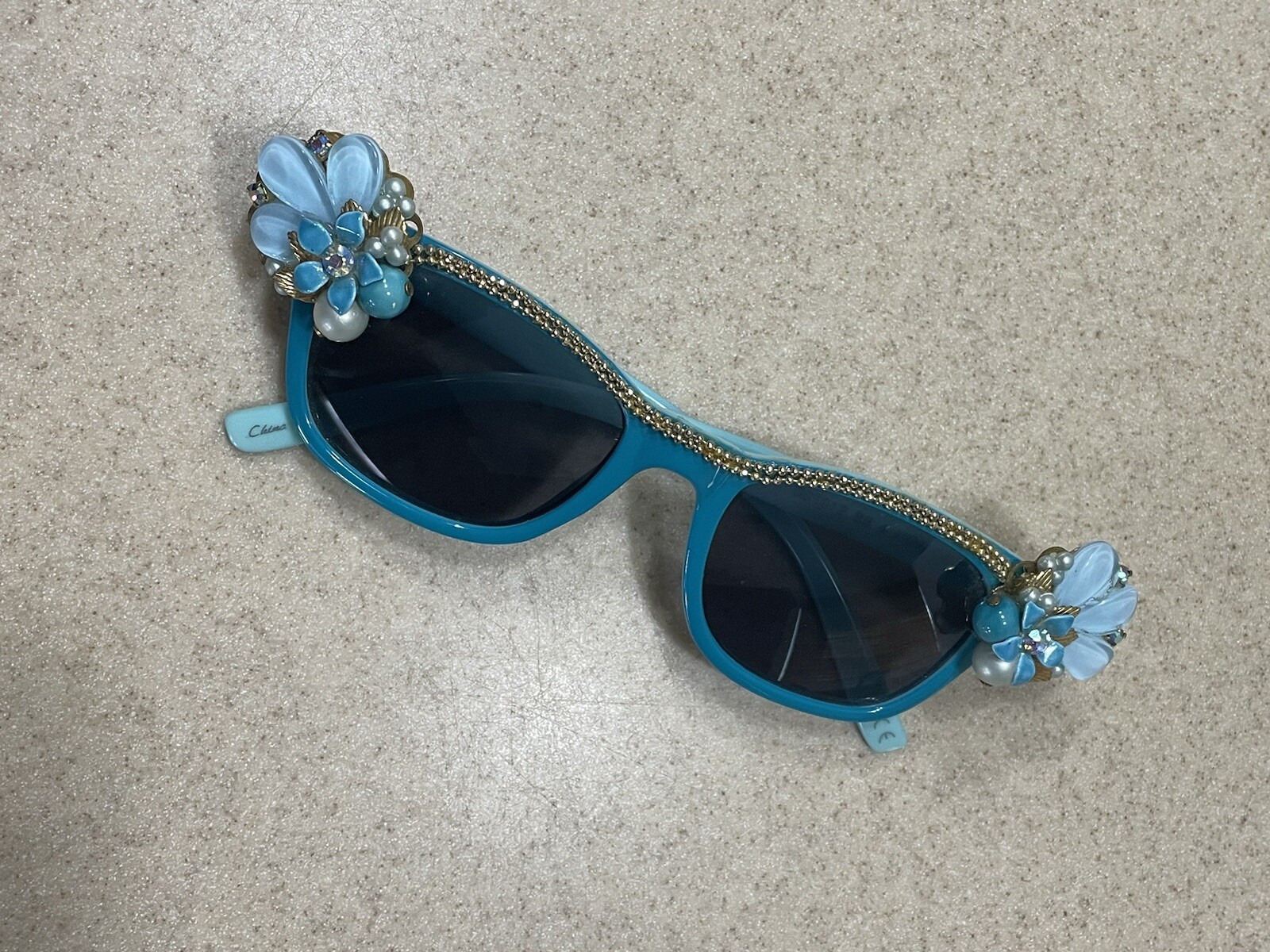 Teal blue retro cat eye sunglasses with rockabilly style and funky vibes-image