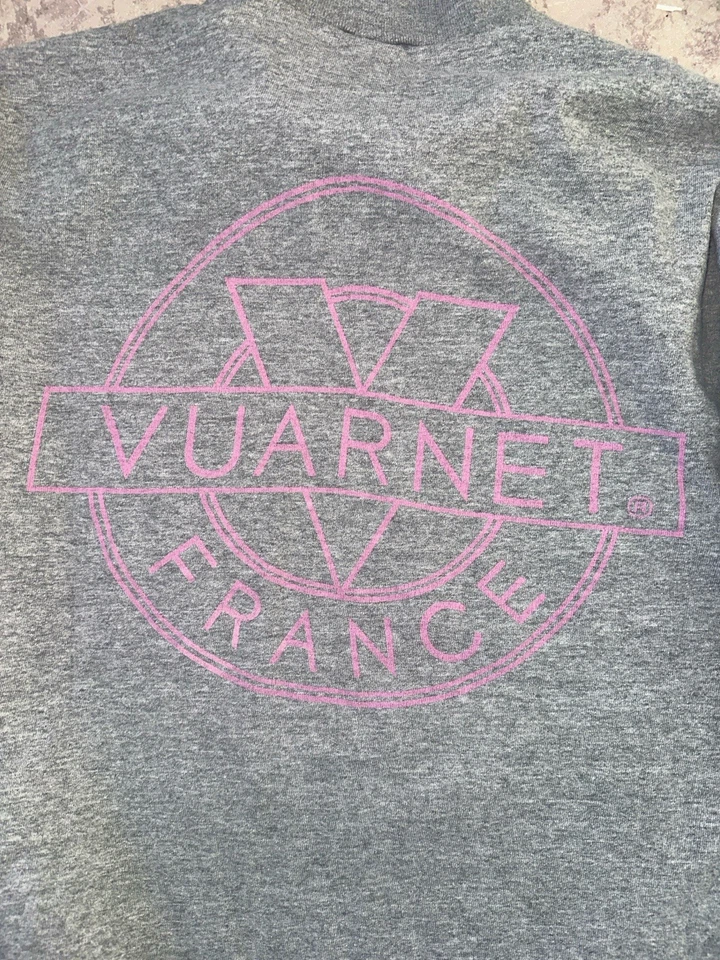 Camiseta Vintage Vuarnet Francia Manga Larga Talla XL Gris Rosa AOP Cuello Alto Foto 2 de 4