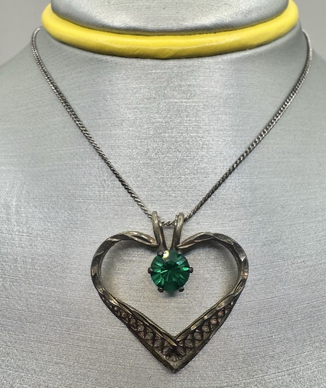 Sterling Silver 925 Cross Hatch Heart & Green Stone Pendant & Chain. 3.22 G