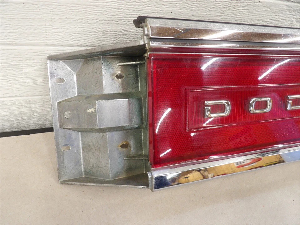 PANEL DE LUZ TRASERA CROMADO DODGE DINASTÍA 1988-1993 CENTRO MERCADO DE EE. UU. PLACA DE IDENTIFICACIÓN Foto 2 de 4