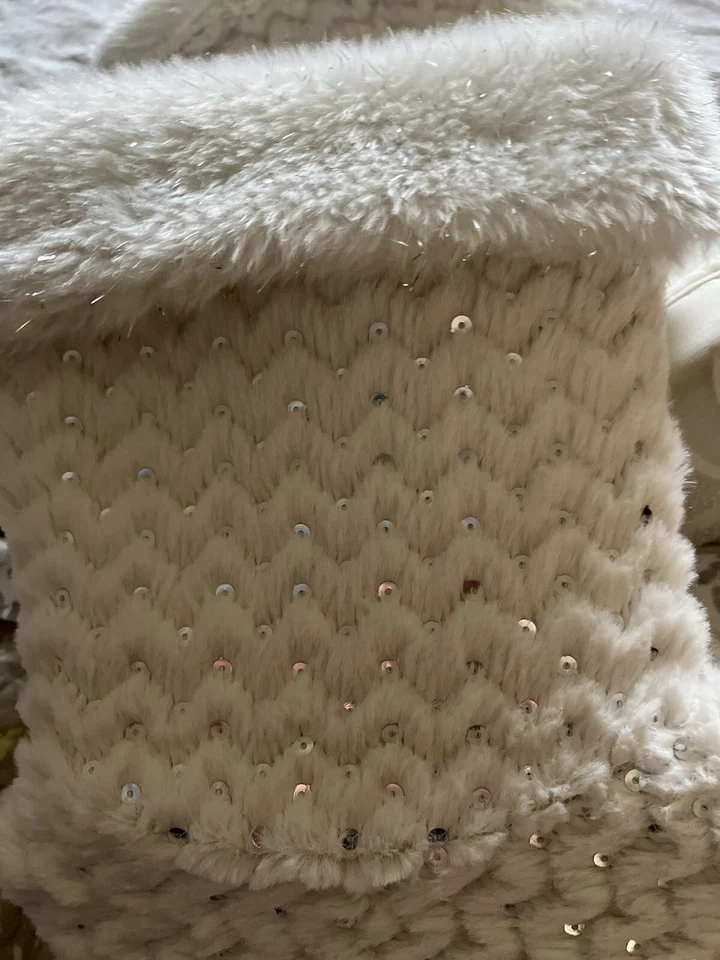 JOAN BOYCE БЕЛЫЙ ИСКУССТВЕННЫЙ МЕХ ПЛОСКИЙ БОТИНОК С СЕРЕБРЯНОЙ ОТДЕЛКОЙ. Размер 9/10 - Изображение 3 из 4